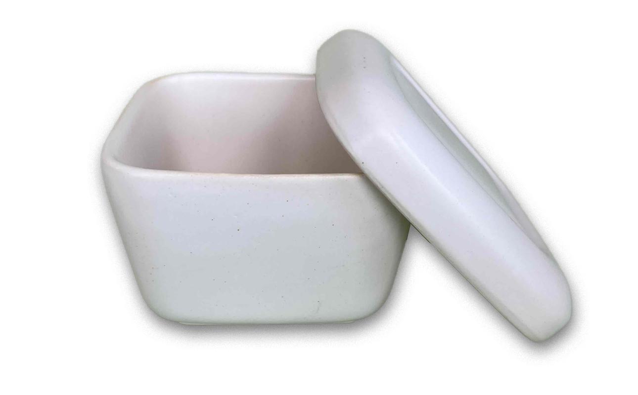 艶のあるマットな質感で、弁当箱や保存容器のような形状。