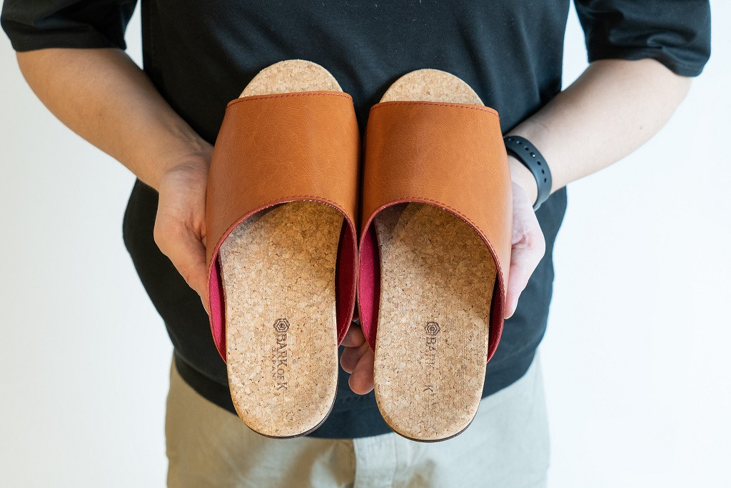 Made in Japanの高品質　ルームシューズの理想形。天然素材、静音性、高反発クッションで足にやさしい、 コルクでむれにくい、来客時も合成皮革とシンプルカラーのデザインで、さりげないセンスを！ 「バークオブケイ」コルクルームシューズ（Ｍ・25.0cm・ブラウン） レッド Ｍサイズ