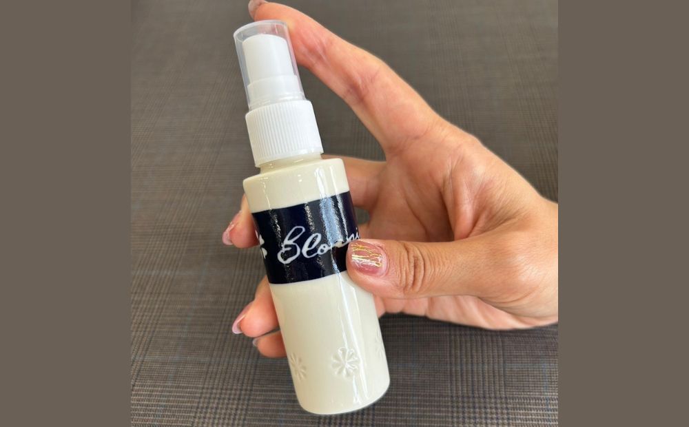 四日市萬古焼ボトルに入った桜のフレグランススプレー BLOSSIA 50ml 御幸毛織 / 四日市 萬古焼 万古焼 アロマスプレー 桜の香り アロマ 香り 癒し 安眠 睡眠 気分転換 リフレッシュ ゆったり 桜 花 インテリア かわいらしい 可愛い かわいい エコ 手軽 長時間持続