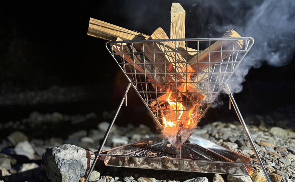 星の光芒、熾火（おきび）の紅炎。心やすらぐ夜の演出に。薄暮舎の熾火台＆専用バッグ＆専用ロストル【コンプリートモデル】サイトウ工研