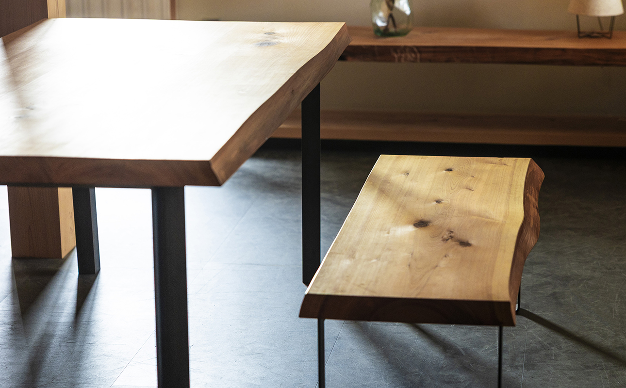 徳川御三家紀州藩の伝統を受け継ぐ三重県 尾鷲（オワセ）ヒノキ使用 BROOK 一枚板ベンチ 長さ1,000×奥行350×高さ約420㎜　【家具 インテリア ベンチ 一枚板 木製 伊勢 おすすめ ブランド メーカー オーダーメイド 手作り おしゃれ 木 テーブル ダイニング 家族 一人暮らし 脚 天板 新生活 引越し 椅子 イス ブルック 三重県 四日市市 ふるさと納税】 1000