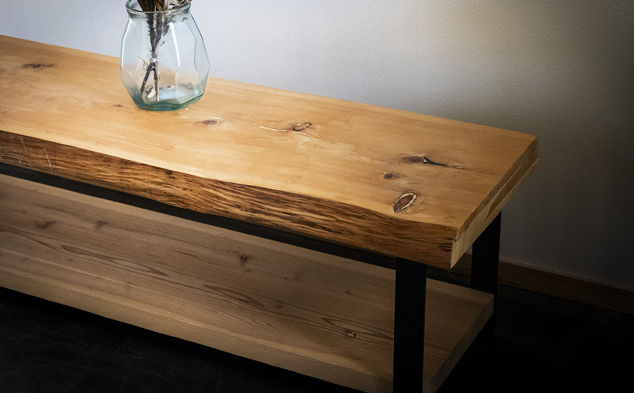 徳川御三家紀州藩の伝統を受け継ぐ三重県 尾鷲（オワセ）ヒノキ使用 BROOK 一枚板オーディオボード 長さ1,000×奥行350×高さ約400㎜　【家具 インテリア オーディオボード テレビ台 リビング 木製 伊勢 おすすめ ブランド メーカー オーダーメイド 手作り おしゃれ 木 ダイニング 家族 一人暮らし 脚 新生活 引越し 椅子 イス ブルック 三重県 四日市市 ふるさと納税】 1000