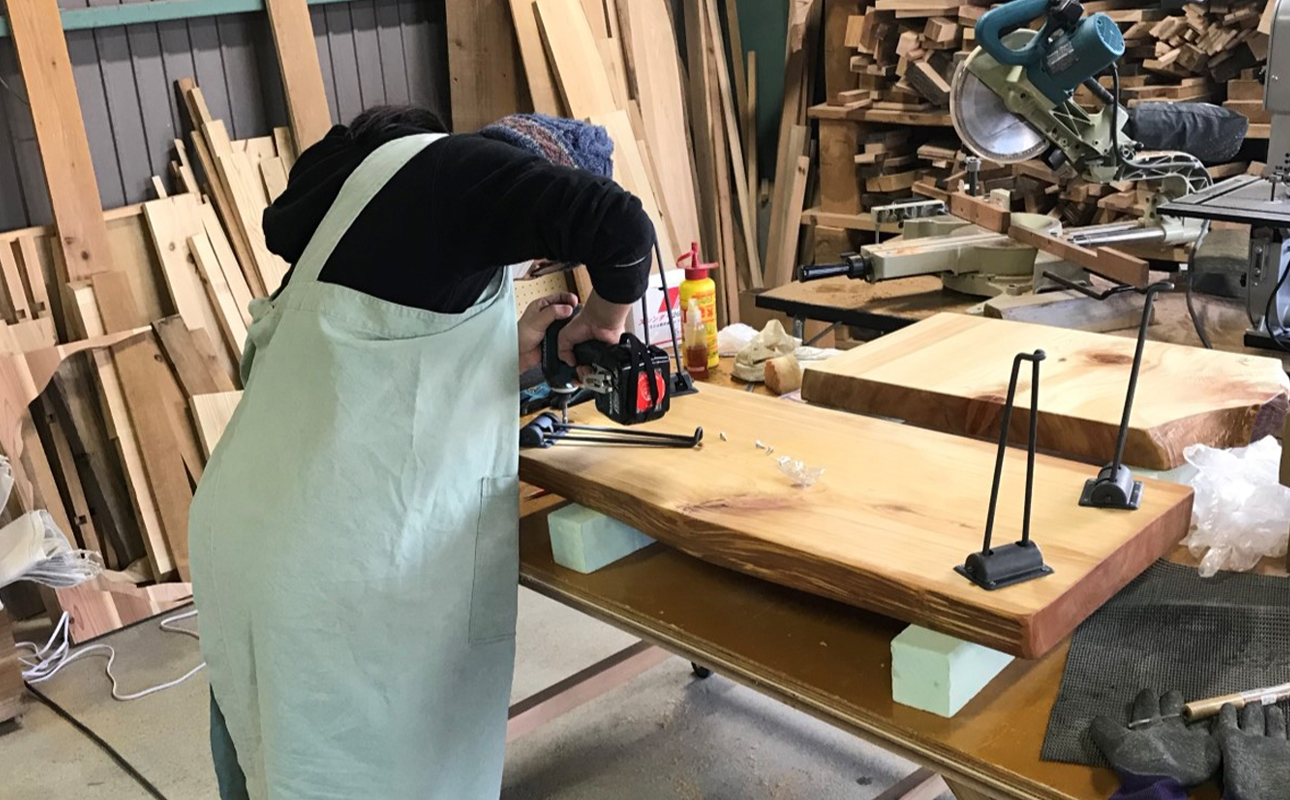 徳川御三家紀州藩の伝統を受け継ぐ三重県 尾鷲（オワセ）ヒノキの一枚板でローテーブルを作るワークショップ Sサイズ 長さ400～500×幅250～350×高さ約210㎜【家具 インテリア サイドテーブル リビング 体験 DIY 新婚 思い出 結婚 お祝い ギフト メーカー オーダーメイド 手作り おしゃれ 木 家族 一人暮らし 新生活 引越し ブルック 三重県 四日市市 ふるさと納税】 S