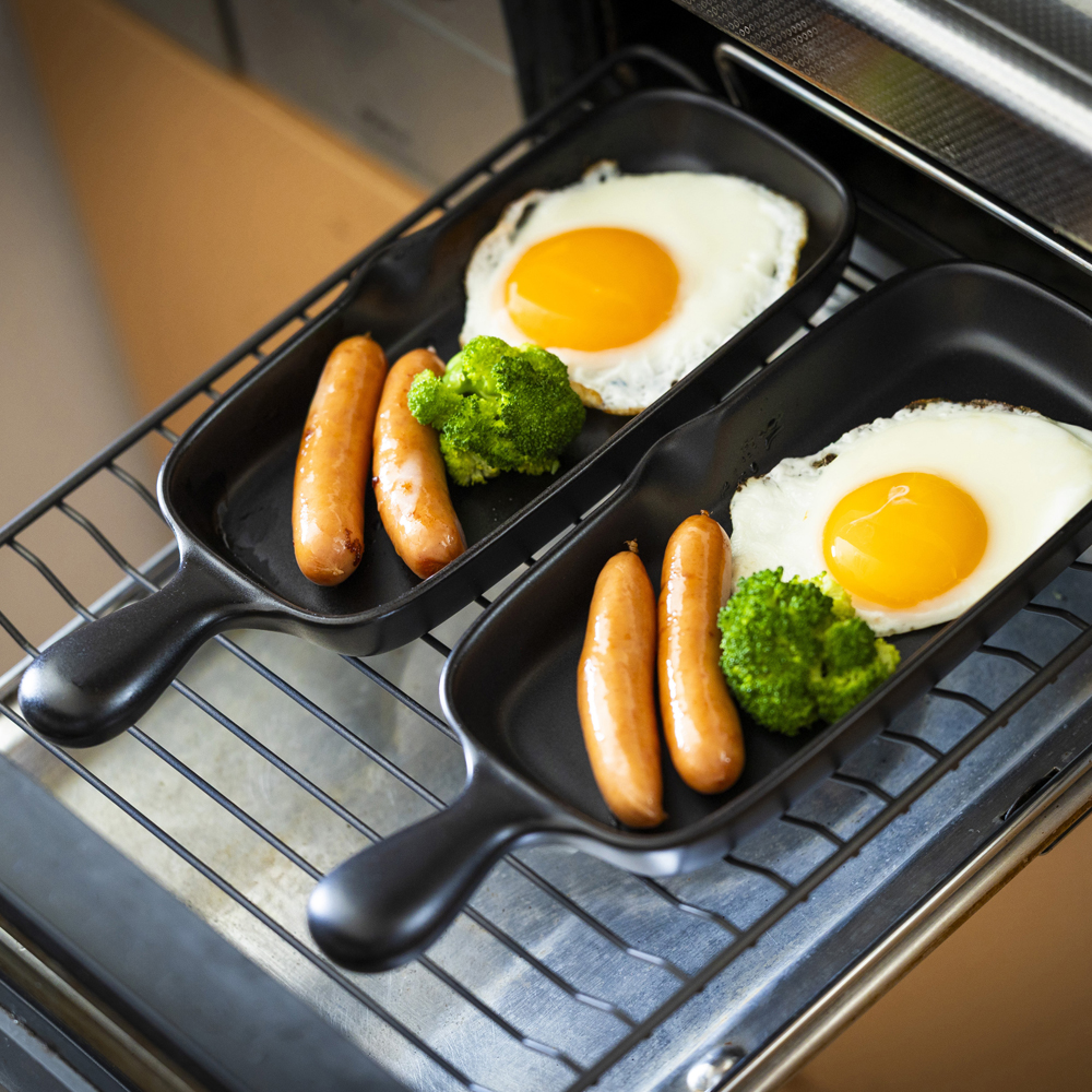 【萬古焼(ばんこやき)】Handmade土鍋 弥生陶園　職人が一つ一つ丁寧に成形し焼き上げる、こだわりの逸品　土鍋の国内生産80％のシェアを誇る伝統の萬古焼　TS-612 角グリルプレート（ハーフ）２個セット（黒釉）鉄より軽い！手間いらずの耐熱陶器製「魚焼グリル対応」【プレート、魚料理、肉料理、朝ごはん、朝食、目玉焼き、野菜、グラタン、アヒージョ、簡単、ペア、耐久性、人気、おすすめ、旨み、うまみ】 角グリルプレート（ハーフ）２個セット