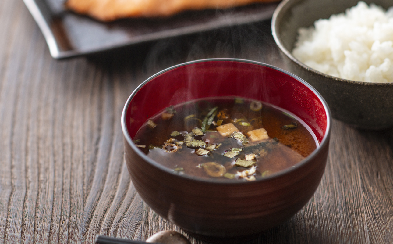 プラスティックやステンレスの桶とは異なる、「百年木桶」ならではの味わいを。創業100年以上続く、希少な木桶仕込みの究極の味噌と創業明治25年 福鰹屋の混合だしでつくる究極の味噌汁セット（赤だし500g、米麹味噌500g、混合だし粉150g、卵かけごはんしょうゆ100ml）【天然醸造、おすすめ、人気、プレミアム、高評価、詰め合わせ、ギフト、国産、調味料、料理、三重県、四日市市、ふるさと納税、ANAのふるさと納税】