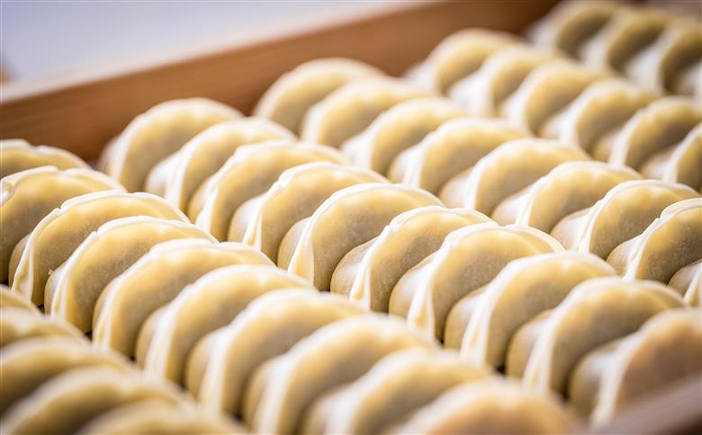 ミシュラン掲載の餃子専門店「新味覚」の餃子。上質な小麦でつくる皮の絶妙の薄さ、食材の産地と鮮度にこだわった餡。その人気には理由がある。 特製冷凍生餃子 3箱セット 3箱