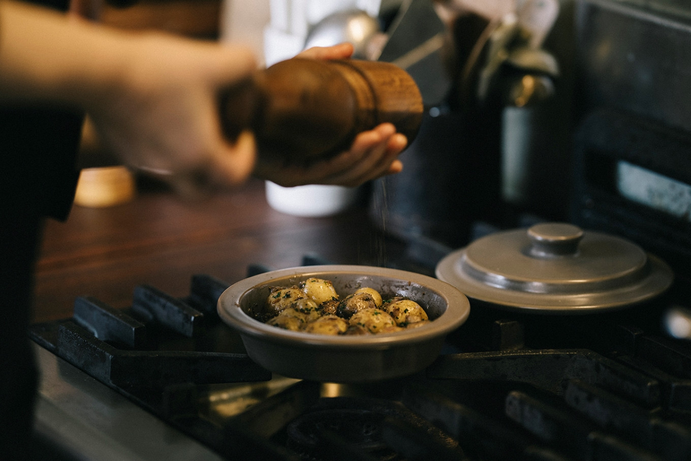 PETARI Shallow Pot　18cm Mud Stone（グレー）G.M.P 【 グッドデザイン賞受賞 陶器製 万能調理土鍋 鍋 土鍋 平鍋 浅鍋 電子レンジ可 キッチン雑貨 新生活 ギフト プレゼント 三重県 四日市市】 グレー 18cm