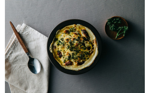 PETARI Shallow Pot　18cm Jet Black（ブラック）G.M.P 【 グッドデザイン賞受賞 陶器製 万能調理土鍋 鍋 土鍋 平鍋 浅鍋 電子レンジ可 キッチン雑貨 新生活 ギフト プレゼント 三重県 四日市市】 ブラック 18cm