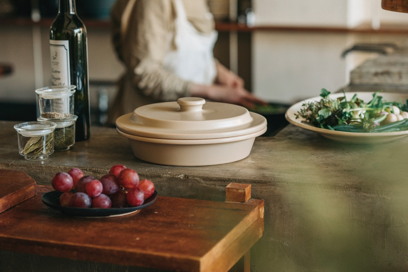 PETARI Shallow Pot　18cm Igneous Rock（ベージュ）G.M.P 【 グッドデザイン賞受賞 陶器製 万能調理土鍋 鍋 土鍋 平鍋 浅鍋 電子レンジ可 キッチン雑貨 新生活 ギフト プレゼント 三重県 四日市市】 ベージュ 18cm