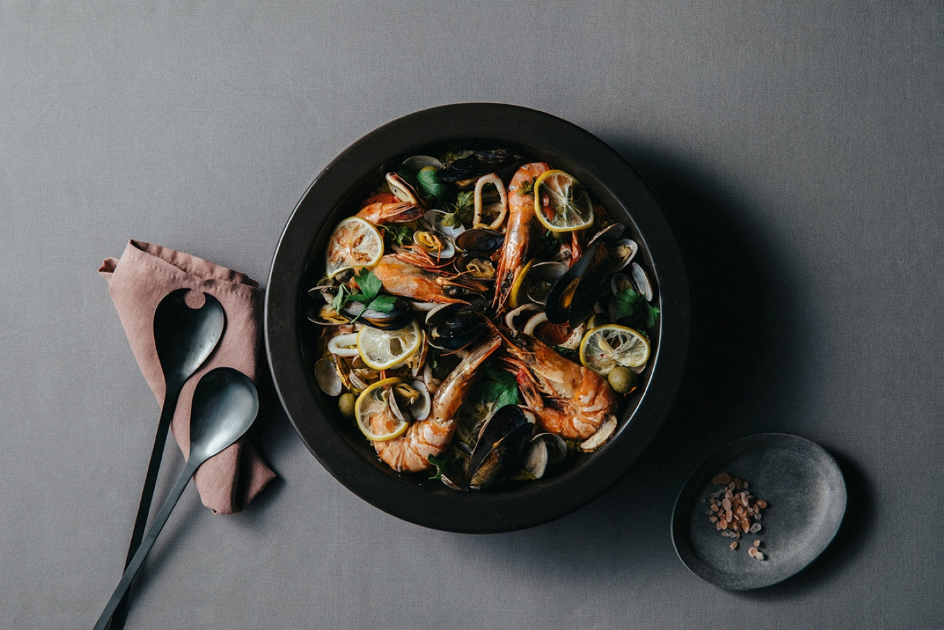 PETARI Shallow Pot　30cm Jet Black（ブラック）G.M.P 【 グッドデザイン賞受賞 陶器製 万能調理土鍋 鍋 土鍋 平鍋 浅鍋 電子レンジ可 キッチン雑貨 新生活 ギフト プレゼント 三重県 四日市市】 ブラック 30cm