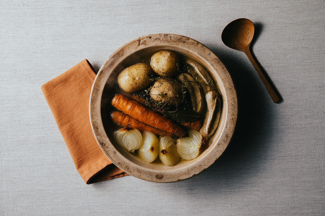 PETARI Shallow Pot　30cm Igneous Rock（ベージュ）G.M.P 【 グッドデザイン賞受賞 陶器製 万能調理土鍋 鍋 土鍋 平鍋 浅鍋 電子レンジ可 キッチン雑貨 新生活 ギフト プレゼント 三重県 四日市市】 ベージュ 30cm