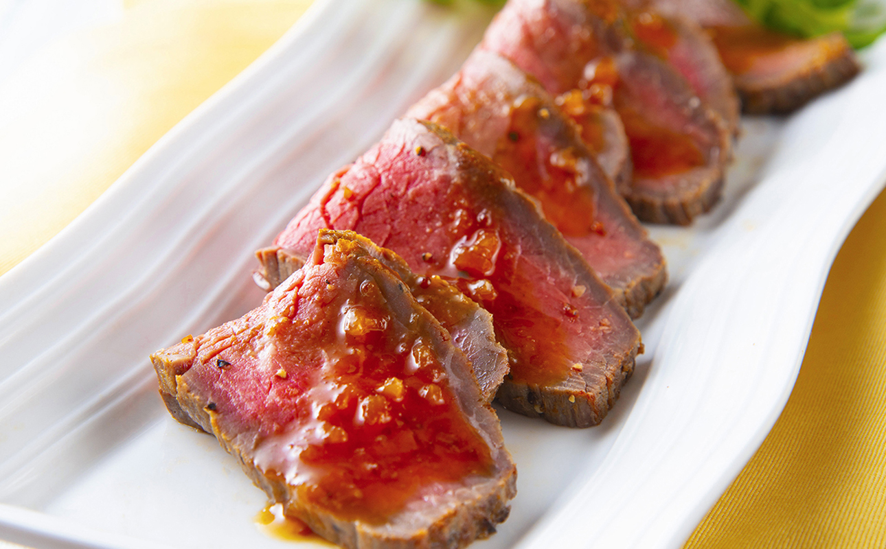 「赤身の王様」と呼ばれるブラックアンガスで赤身の旨味を追求した絶品ローストビーフ　特製ローストビーフ 550g（ソース付き）「抗生物質・ホルモン剤」無添加　一号舘（いちごうかん）