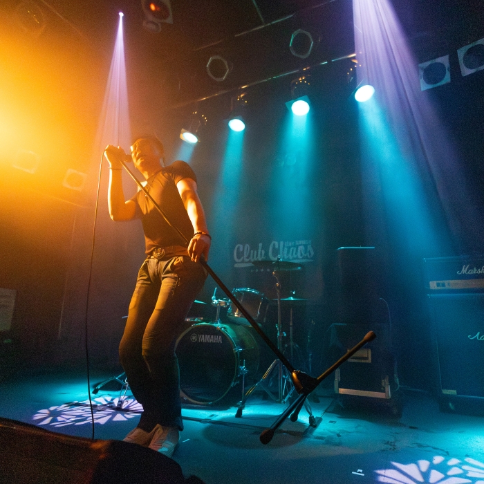 有名アーティスト出演多数の「Club Chaos（クラブケイオス）」のステージで、プロ仕様の音響・照明・スモーク・マルチアングルカメラでバンド演奏＋一日撮影、本格編集のPVを作成【プロフェッショナルバージョン】