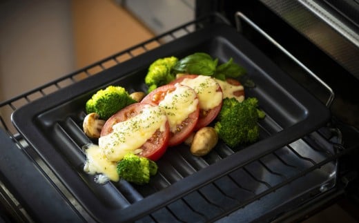 【萬古焼(ばんこやき)】Handmadeアート土鍋 弥生陶園　職人が一つ一つ丁寧に成形し焼き上げる、こだわりの逸品　土鍋の国内生産80％のシェアを誇る伝統の萬古焼　TS-642 グリルプレート265（黒釉）鉄より軽い！手間いらずの耐熱陶器製「魚焼グリル対応のグリルプレート」【プレート、魚料理、肉料理、朝ごはん、朝食、目玉焼き、グラタン、アヒージョ、簡単、ペア、耐久性、人気、おすすめ、うまみ】 グリルプレート265