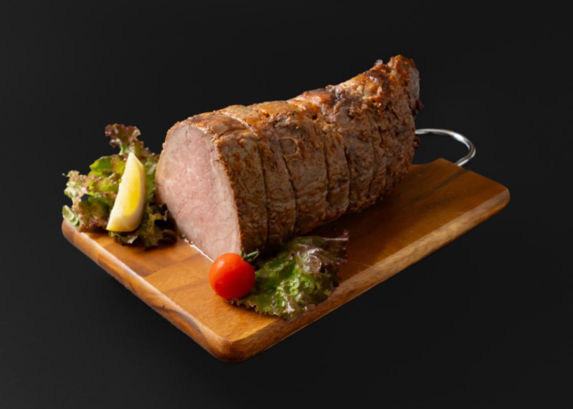 四日市市の名店・焼肉大剛の手作りローストビーフ。しっとり濃厚な塊肉のイメージ。