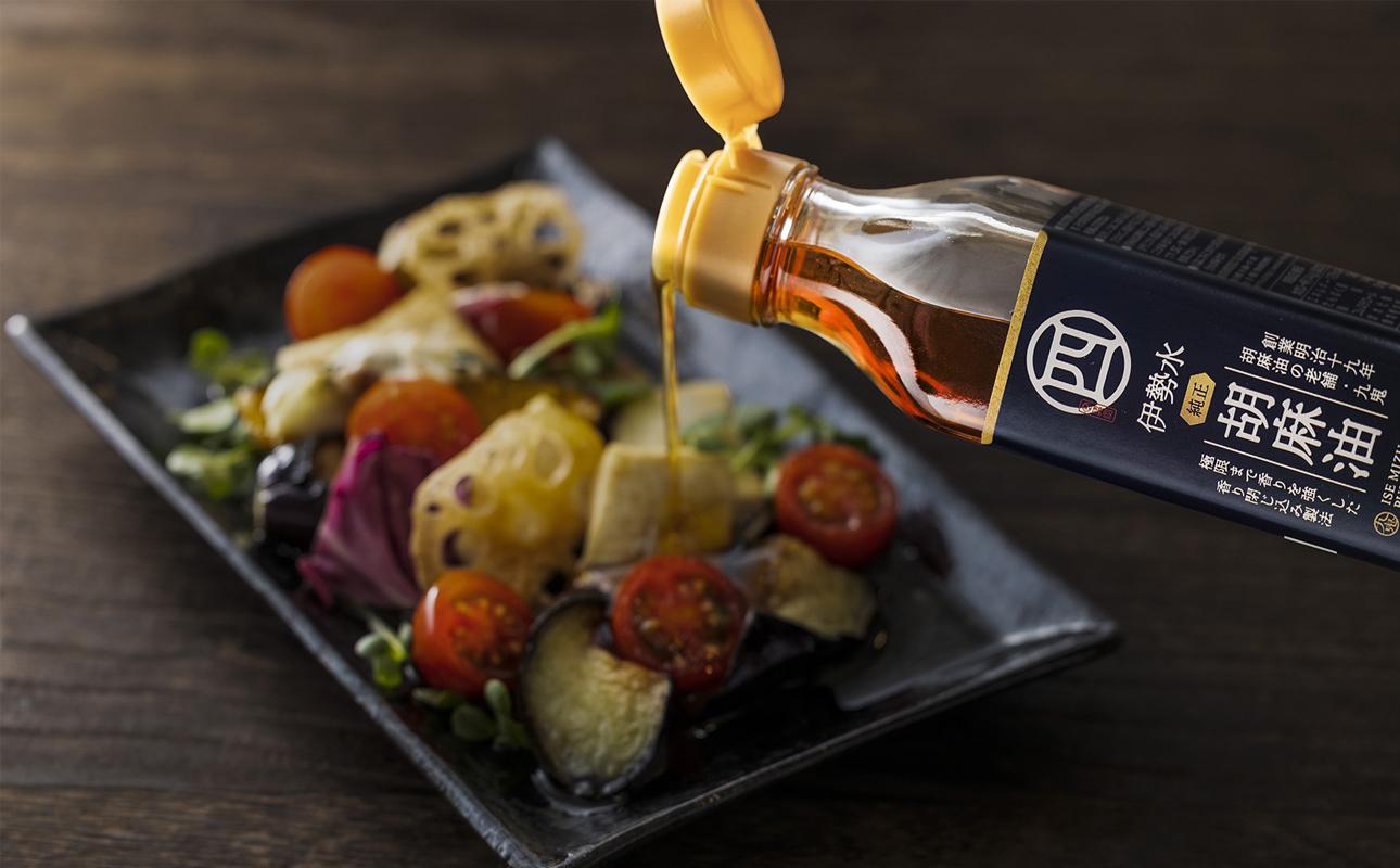 四日市認定地場特産品【泗水十貨店（しすいじっかてん）】伊勢水純正胡麻油（３本セット）手提げ袋付き　【九鬼産業 ごま油セット 3本　セット ゴマ油 胡麻油 ごま油 ドレッシング 調味料 料理 お祝い 贈答品 贈り物 ギフト ミシュラン 2つ星 割烹 料亭 お歳暮 四日市 四日市市 ふるさと納税】