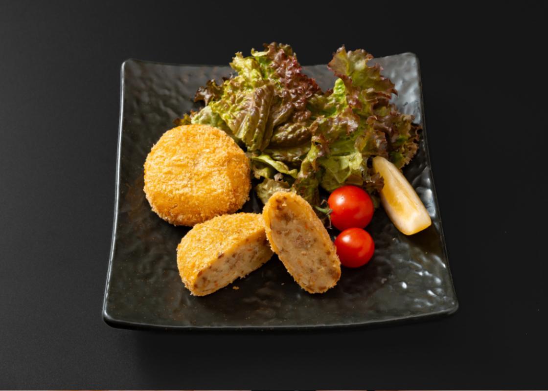 四日市市の名店・焼肉大剛の手作り牛タンコロッケ。具材が詰まった揚げたての断面。