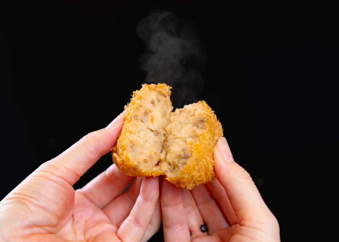 四日市市の名店・焼肉大剛の手作りカレーコロッケ。具材が詰まった揚げたての断面。