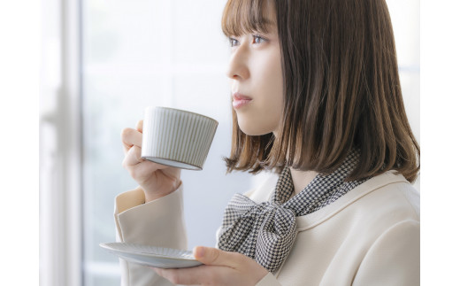 【萬古焼（ばんこやき）】４ｔｈ-ｍａｒｋｅｔプラートカップ＆ソーサーギフト２客セット　4th-market 食器 カップ ソーサー ギフト カフェ 陶器 陶磁器 テーブルウエア 皿 セット 日本製 ティーカップ コーヒーカップ 贈答 贈答品 プレゼント おしゃれ かわいい 結婚祝 出産祝 誕生日 普段使い 手作り 雑貨 伝統工芸 白 グレー シンプル