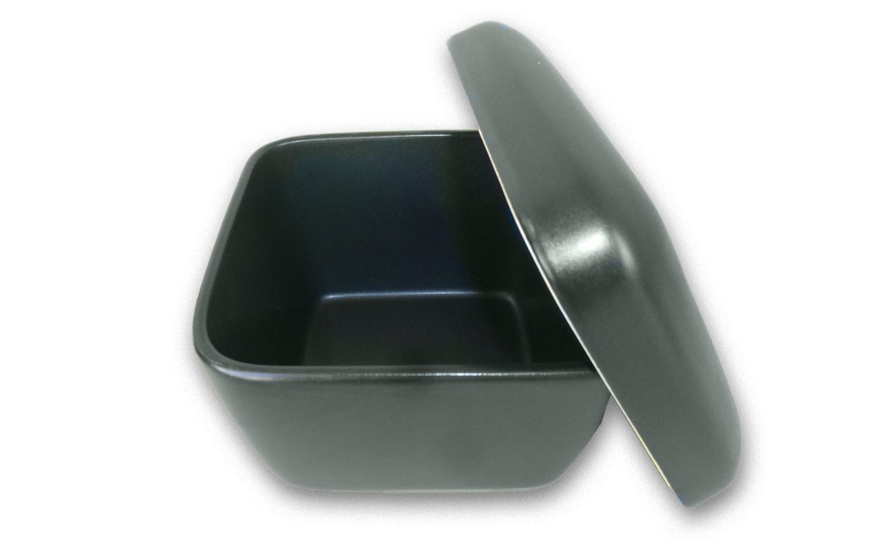 艶のあるマットな質感で、弁当箱や保存容器のような形状。