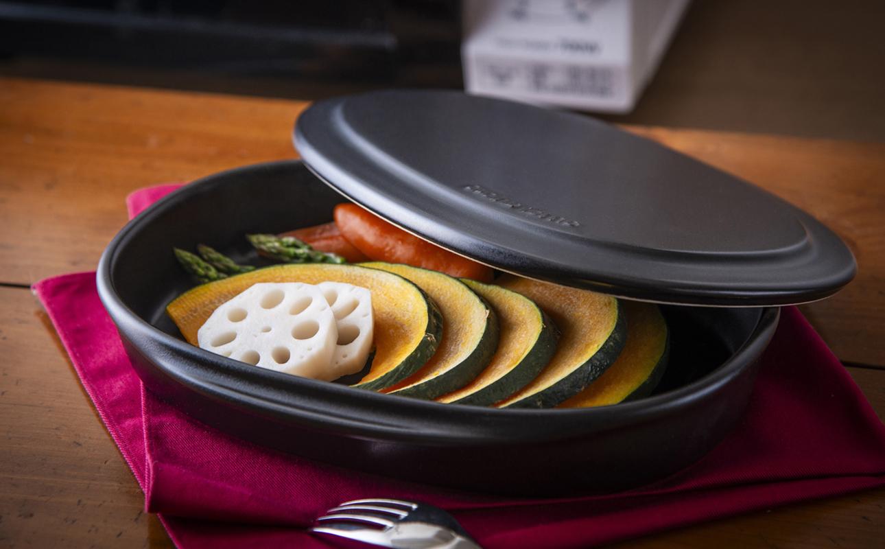 【萬古焼(ばんこやき)】Handmadeアート土鍋 弥生陶園　職人が一つ一つ丁寧に成形し焼き上げる、こだわりの逸品　土鍋の国内生産80％のシェアを誇る伝統の萬古焼　TS-652　フタ付グリラー（黒釉）鉄より軽い！手間いらずの耐熱陶器製「魚焼グリル対応のフタ付グリラー」【プレート、魚料理、肉料理、朝ごはん、朝食、目玉焼き、グラタン、アヒージョ、簡単、ペア、耐久性、人気、おすすめ、うまみ】 フタ付グリラー