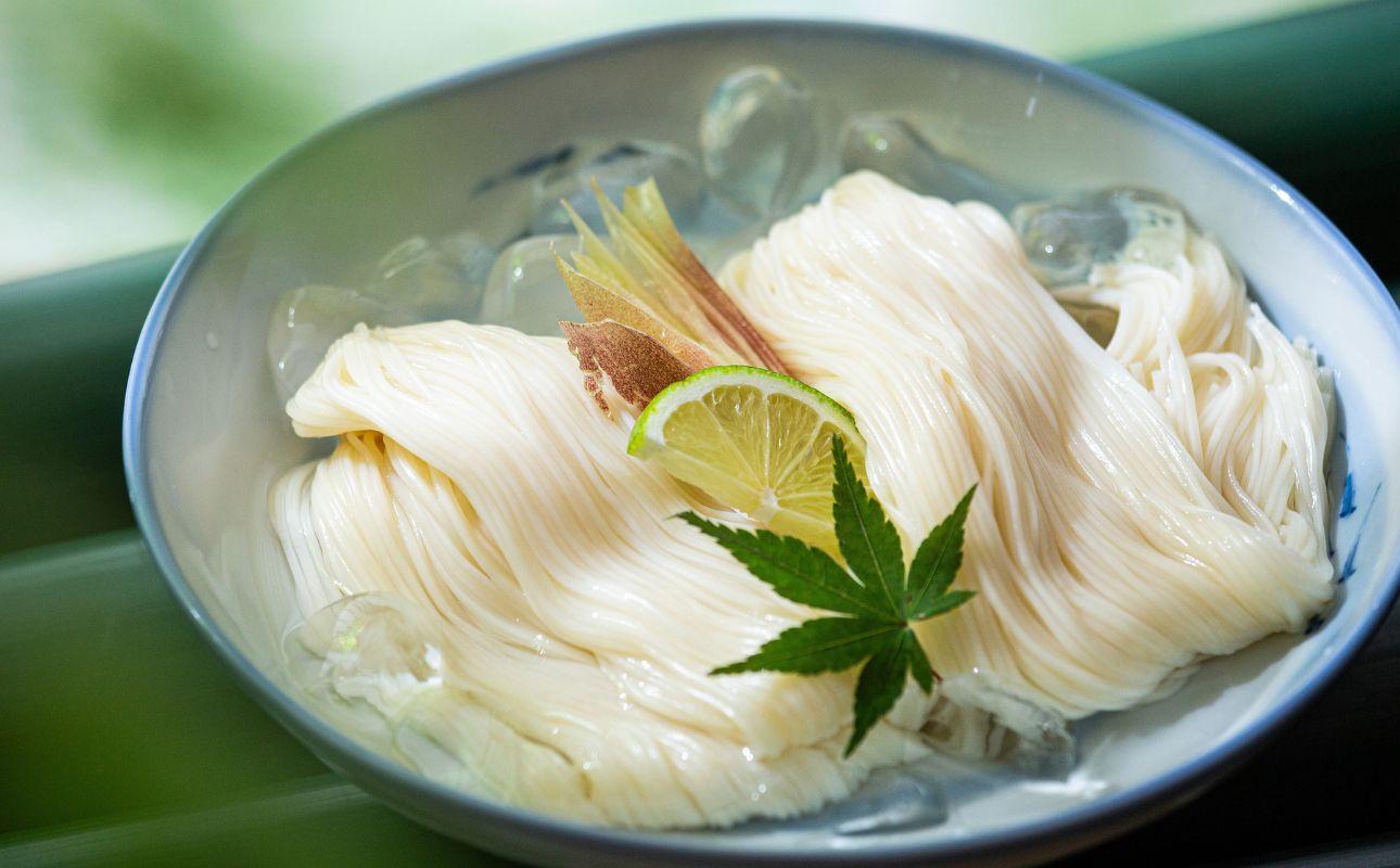 うまみが違う！寒製素麺「三重の糸」大矢知手延素麺 20把入（10人前）【そうめん 素麺 手延べそうめん 手延そうめん 手延べめん 手延べ麺 そーめん 手延べ素麺 ソーメン 王道 大矢知 伝承の味 高級麺 特産 無添加 手延べ 長期保存 家庭用 乾麺 麺 人気 名産品 お取り寄せ 家庭用 お土産 高級 保存食 非常食 御中元 三重県特産品 贈り物 三重県 四日市市 ふるさと納税】 10人前（20杷入）