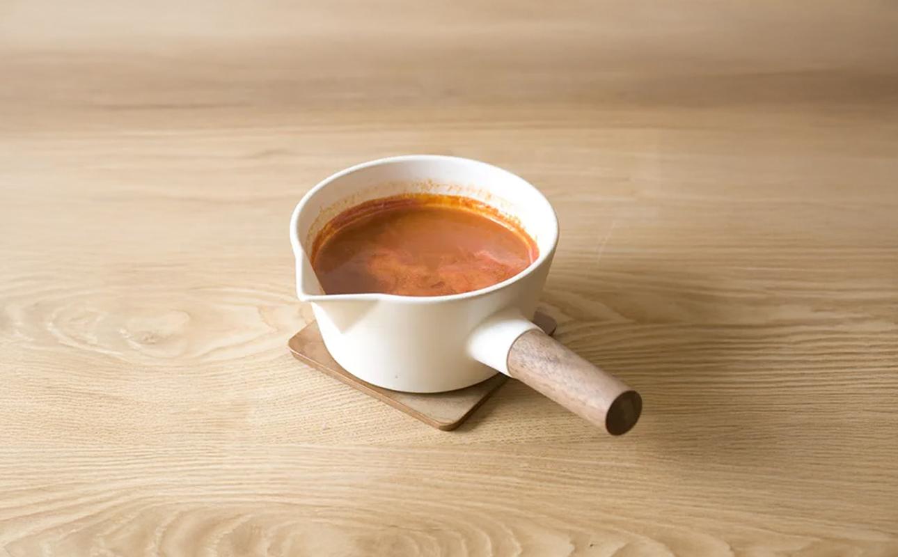 【萬古焼（ばんこやき）】コロンとかわいいフォルムで使い勝手の良いミルクパン 4th-market リコッタ　ミルクパン　蓋つき 白 1個【鍋、土鍋、煮物、スープ、万能、おしゃれ、かわいい、結婚祝、出産祝、セット、贈答、普段使い、手作り、冬、煮込み、一人用、家庭用、一人暮らし、家族、ファミリー、新生活、スープ、三重県 四日市市 ふるさと納税】 白 白