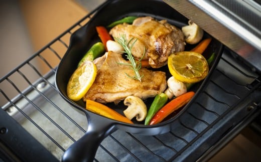 【萬古焼(ばんこやき)】Handmadeアート土鍋 弥生陶園　職人が一つ一つ丁寧に成形し焼き上げる、こだわりの逸品　土鍋の国内生産80％のシェアを誇る伝統の萬古焼　TS-602 角グリルプレート（ロング）（黒釉）鉄より軽い！手間いらずの耐熱陶器製「魚焼グリル対応」【プレート、魚料理、肉料理、朝ごはん、朝食、目玉焼き、グラタン、アヒージョ、簡単調理、ペア、耐久性、人気、おすすめ、うまみ】 角グリルプレート（ロング）