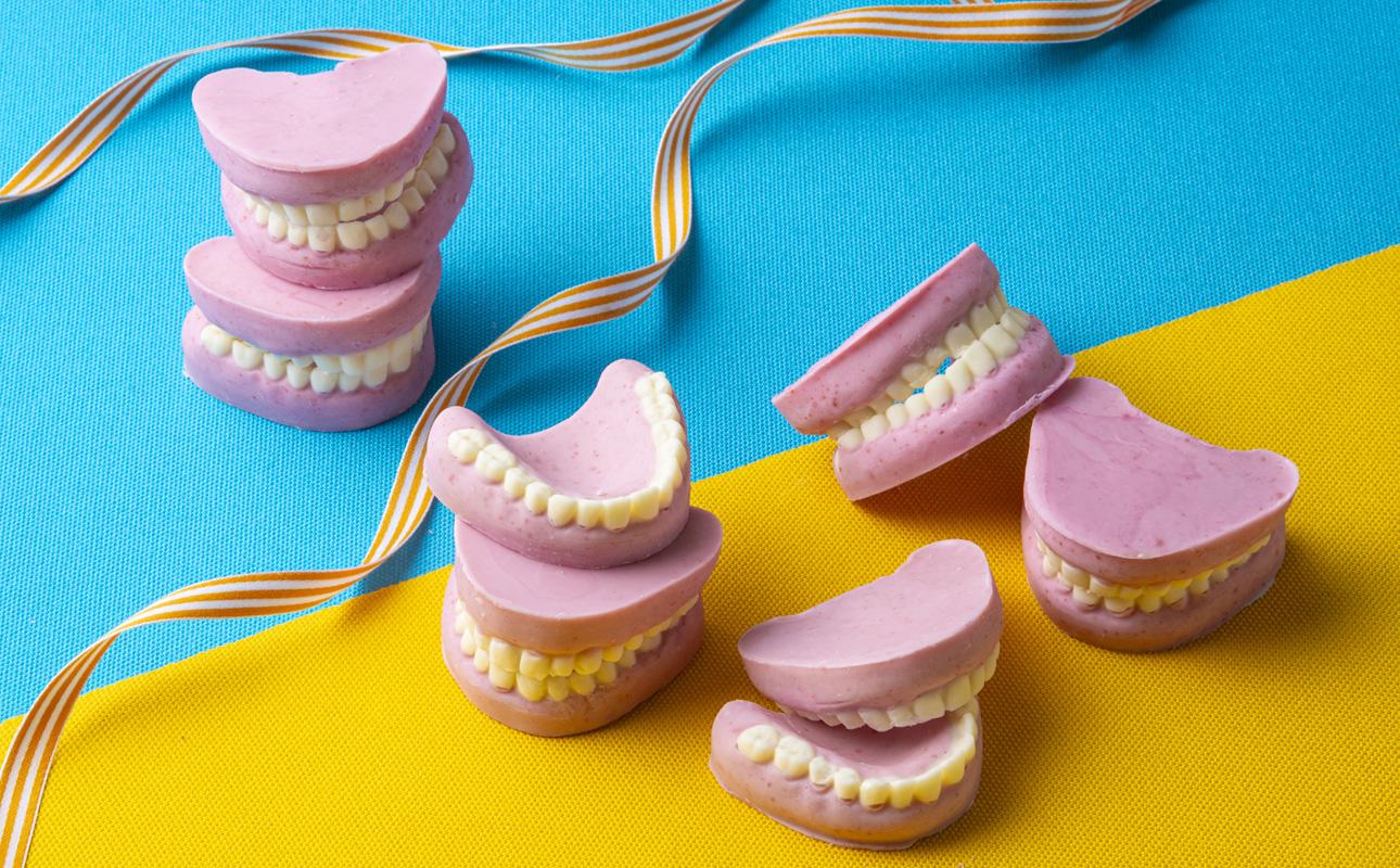 ハロウィン・バレンタインデーチョコレートのニューウェーブ。あなたと一緒にいればー「入れ歯チョコレート」（２個セット）ハロウィンの仮装に。バレンタインデーのサプライズに。【チョコ、チョコレート、サプライズ、ギフト、贈り物、ハロウィン、バレンタイン、プレゼント、ストロベリー、苺チョコ、おいしい、楽しい、仮装、ファミリー、家族、パーティ、こども、三重県、四日市市、ふるさと納税】 2個セット