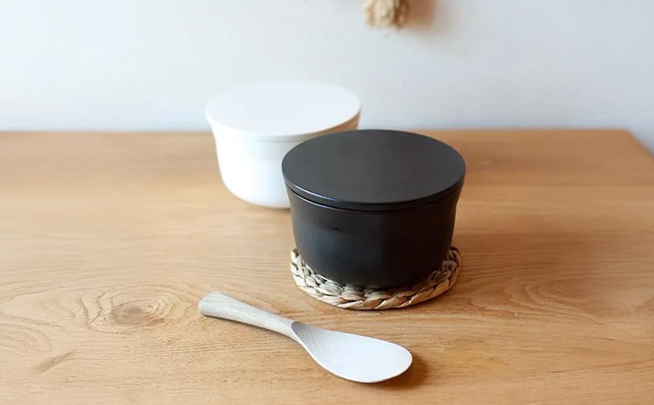 【萬古焼（ばんこやき）】ごはんを美味しく保存するスタイリッシュなおひつ 4th-market ヤソハチ お櫃 一合半 黒1個【八十八、おひつ、米、新米、レンジ、保温、保冷、万能、おしゃれ、かわいい、結婚祝、出産祝、セット、贈答、普段使い、手作り、一人用、家庭用、一人暮らし、家族、ファミリー、新生活、三重県 四日市市 ふるさと納税】 黒