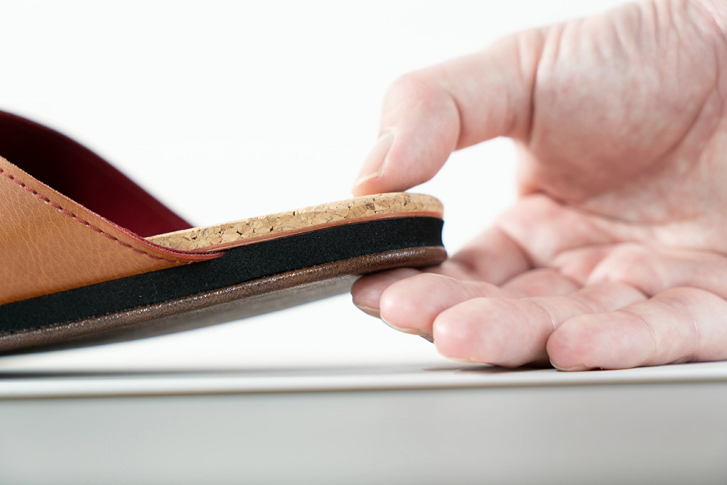 Made in Japanの高品質　ルームシューズの理想形。天然素材、静音性、高反発クッションで足にやさしい、 コルクでむれにくい、来客時も合成皮革とシンプルカラーのデザインで、さりげないセンスを！ 「バークオブケイ」コルクルームシューズ（Ｍ・25.0cm・グレー） グレー Ｍサイズ