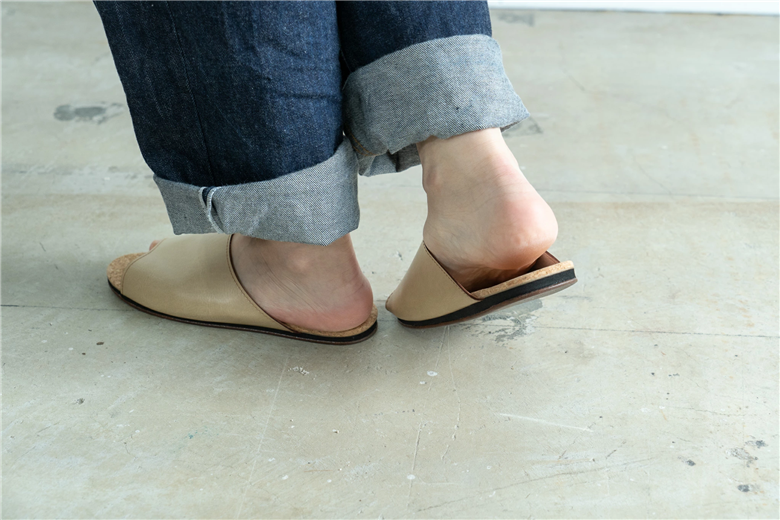 【2足セット】Made in Japanの高品質　ルームシューズの理想形。天然素材、静音性、高反発クッションで足にやさしい、 コルクでむれにくい、来客時も合成皮革とシンプルカラーのデザインで、さりげないセンスを！ 「バークオブケイ」コルクルームシューズ（Ｌ・26.5cm・ブラック） ブラック Ｌサイズ