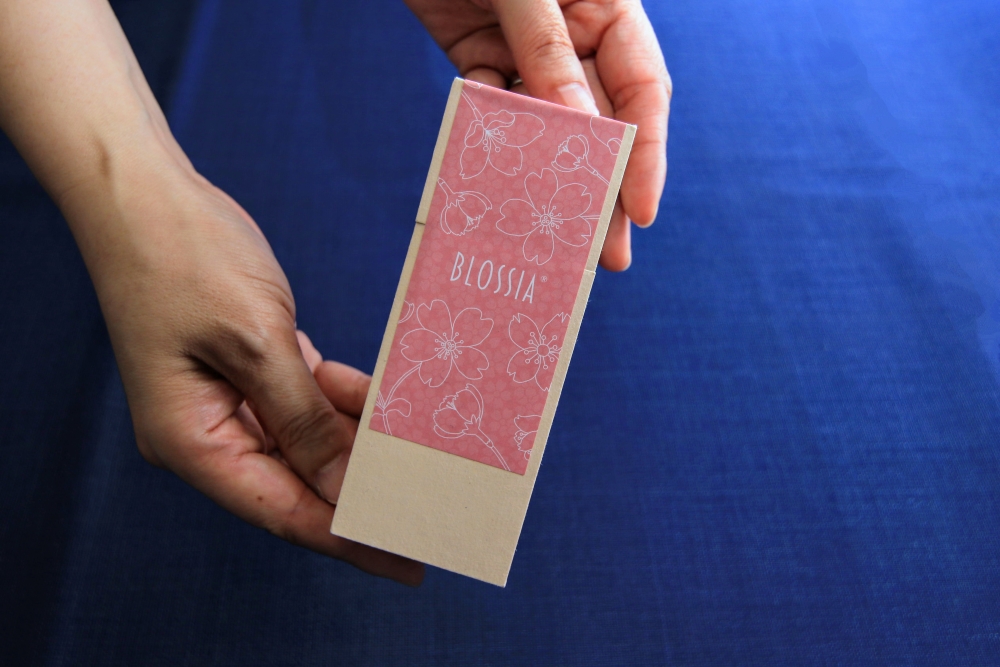 四日市萬古焼ボトルに入った桜のフレグランススプレー BLOSSIA 50ml 御幸毛織 / 四日市 萬古焼 万古焼 アロマスプレー 桜の香り アロマ 香り 癒し 安眠 睡眠 気分転換 リフレッシュ ゆったり 桜 花 インテリア かわいらしい 可愛い かわいい エコ 手軽 長時間持続