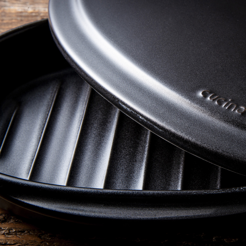 【萬古焼(ばんこやき)】Handmade土鍋 弥生陶園　職人が一つ一つ丁寧に成形し焼き上げる、こだわりの逸品　土鍋の国内生産80％のシェアを誇る伝統の萬古焼　TS-652　フタ付グリラー（黒釉）鉄より軽い！手間いらずの耐熱陶器製「魚焼グリル対応のフタ付グリラー」【プレート、魚料理、肉料理、朝ごはん、朝食、目玉焼き、野菜、グラタン、アヒージョ、簡単、ペア、耐久性、人気、おすすめ、旨み、うまみ】 フタ付グリラー