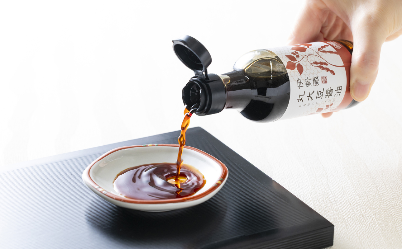 プラスティックやステンレスの桶とは異なる、「百年木桶」ならではの味わいを。創業100年以上続く、希少な木桶仕込みの伊勢藏醤油3点セット（丸大豆醤油900ml、グルテンフリーだいず醤油900ml、白醤油900ml） 【天然醸造、本醸造、手作り、老舗、おすすめ、人気、プレミアム、高評価、濃厚、刺身、詰め合わせ、ギフト、家庭用、国産、調味料、寿司、煮物、冷奴、焼魚、料理、三重県、四日市、ふるさと納税】