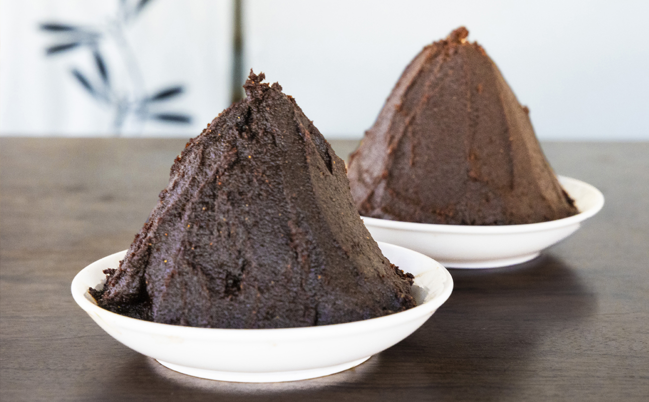 プラスティックやステンレスの桶とは異なる、「百年木桶」ならではの味わいを。創業100年以上続く、希少な木桶仕込みの究極の味噌と創業明治25年 福鰹屋の混合だしでつくる究極の味噌汁セット（赤だし500g、米麹味噌500g、混合だし粉150g、卵かけごはんしょうゆ100ml）【天然醸造、おすすめ、人気、プレミアム、高評価、詰め合わせ、ギフト、国産、調味料、料理、三重県、四日市市、ふるさと納税、ANAのふるさと納税】