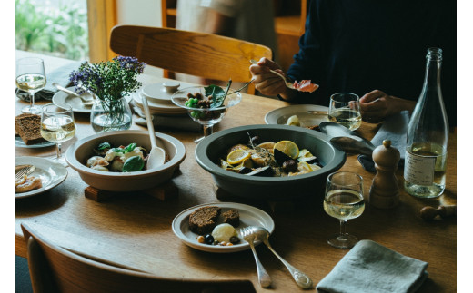 PETARI Shallow Pot　30cm Mud Stone（グレー）G.M.P 【 グッドデザイン賞受賞 陶器製 万能調理土鍋 鍋 土鍋 平鍋 浅鍋 電子レンジ可 キッチン雑貨 新生活 ギフト プレゼント 三重県 四日市市】 グレー 30cm