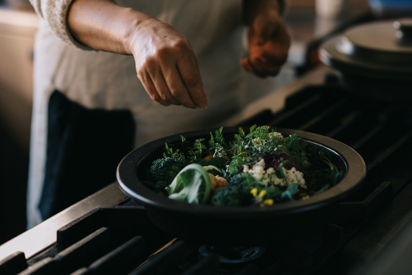 PETARI Shallow Pot　30cm Jet Black（ブラック）G.M.P 【 グッドデザイン賞受賞 陶器製 万能調理土鍋 鍋 土鍋 平鍋 浅鍋 電子レンジ可 キッチン雑貨 新生活 ギフト プレゼント 三重県 四日市市】 ブラック 30cm