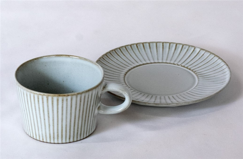 【萬古焼（ばんこやき）】４ｔｈ-ｍａｒｋｅｔプラートカップ＆ソーサーギフト２客セット　4th-market 食器 カップ ソーサー ギフト カフェ 陶器 陶磁器 テーブルウエア 皿 セット 日本製 ティーカップ コーヒーカップ 贈答 贈答品 プレゼント おしゃれ かわいい 結婚祝 出産祝 誕生日 普段使い 手作り 雑貨 伝統工芸 白 グレー シンプル