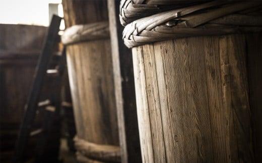 プラスティックやステンレスの桶とは異なる、「百年木桶」ならではの味わいを。創業100年以上続く、希少な木桶仕込みの伊勢藏6点セット（丸大豆醤油200ml、白醤油200ml、香るぽんず360ml、香るつゆ360ml、米麹味噌500g、赤だし500g）【天然醸造手作り、おすすめ、人気、プレミアム、高評価、刺身、詰め合わせ、ギフト、家庭、国産、調味料、寿司、魚、料理、三重県、四日市市、ふるさと納税、ANAのふるさと納税】 6点セット（醤油･味噌･他）