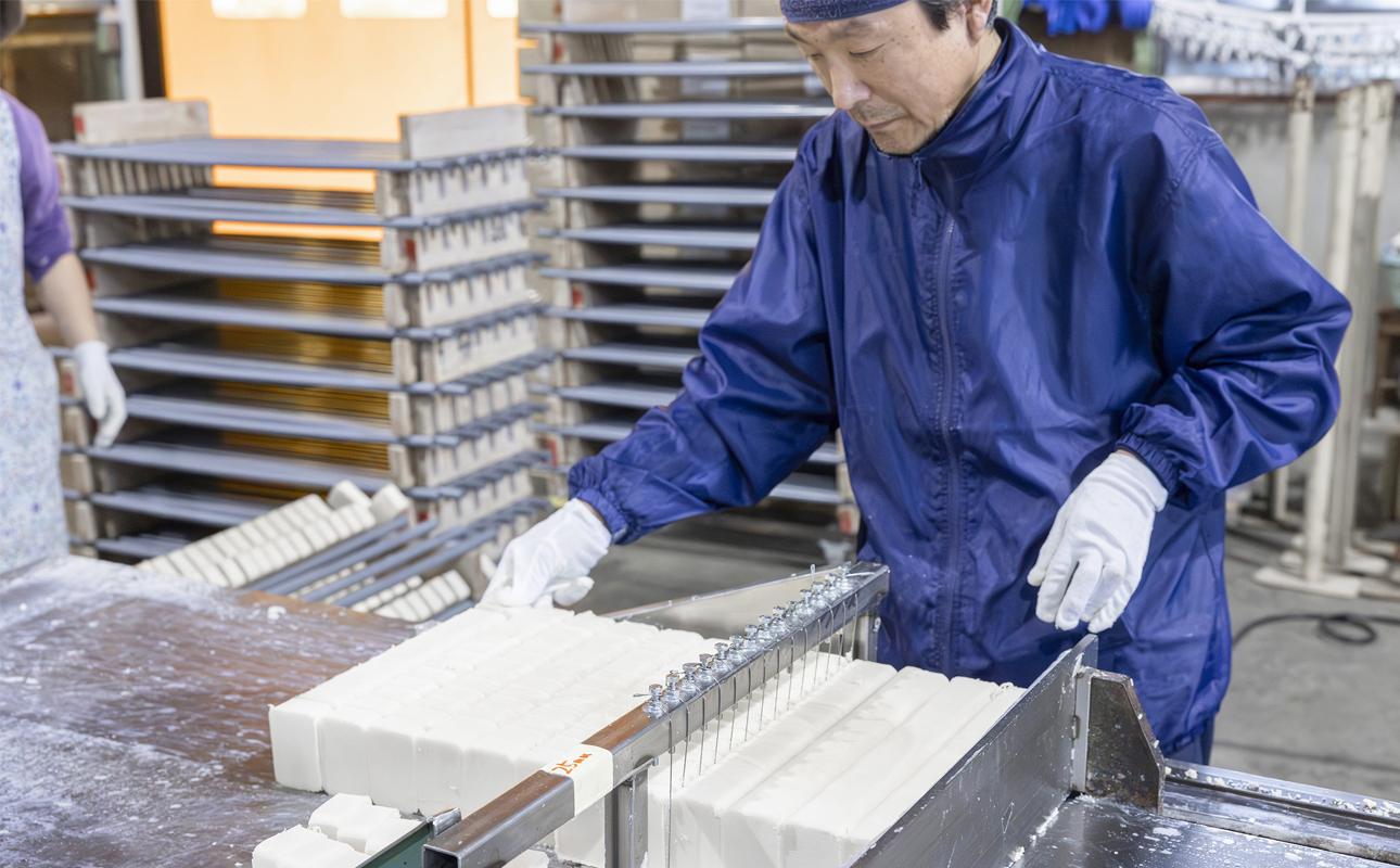 四日市認定地場特産品【泗水十貨店（しすいじっかてん）】オリブ透明石けん　川村養蜂場のハチミツ配合　手提げ袋付き【無添加 純石鹼　暁石鹸 石鹼 職人こだわり製法 石けん せっけん 石鹸 ソープ フェイスウォッシュ メイク落とし 無添加 天然 自然派 ナチュラル 肌にやさしい 敏感肌 三重県 四日市 ふるさと納税】