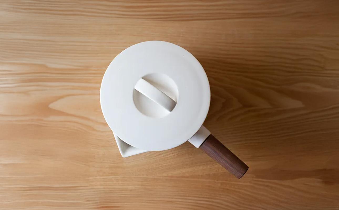 【萬古焼（ばんこやき）】コロンとかわいいフォルムで使い勝手の良いミルクパン 4th-market リコッタ　ミルクパン　蓋つき 黒 1個【鍋、土鍋、煮物、スープ、万能、おしゃれ、かわいい、結婚祝、出産祝、セット、贈答、普段使い、手作り、冬、煮込み、一人用、家庭用、一人暮らし、家族、ファミリー、新生活、スープ、三重県 四日市市 ふるさと納税】 黒 黒