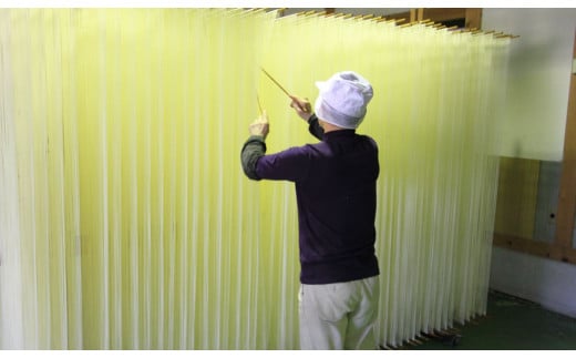 TV番組「マツコ＆有吉 かりそめ天国」で紹介！ふたつの伝統の融合がかなえた 冷麦のおいしさを超えた冷麦 九鬼太白純生胡麻油使用 四日市手延めん (冷麦）3束入 ×2袋（約15人前）／金魚印 王道 大矢知 伝承の味 高級麺ひやむぎ 手延冷麦 無添加 手延べ 九鬼 ごま油 胡麻油 九鬼産業 長期保存 そうめん 素麵 ひやむぎ 素麺 そうめん 乾麺 麺 人気 贈答 家庭用 三重県 四日市市 ふるさと納税