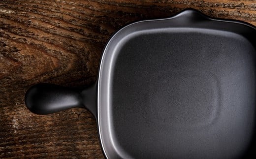 【萬古焼(ばんこやき)】Handmadeアート土鍋 弥生陶園　職人が一つ一つ丁寧に成形し焼き上げる、こだわりの逸品　土鍋の国内生産80％のシェアを誇る伝統の萬古焼　TS-602 角グリルプレート（ロング）（黒釉）鉄より軽い！手間いらずの耐熱陶器製「魚焼グリル対応」【プレート、魚料理、肉料理、朝ごはん、朝食、目玉焼き、グラタン、アヒージョ、簡単調理、ペア、耐久性、人気、おすすめ、うまみ】 角グリルプレート（ロング）
