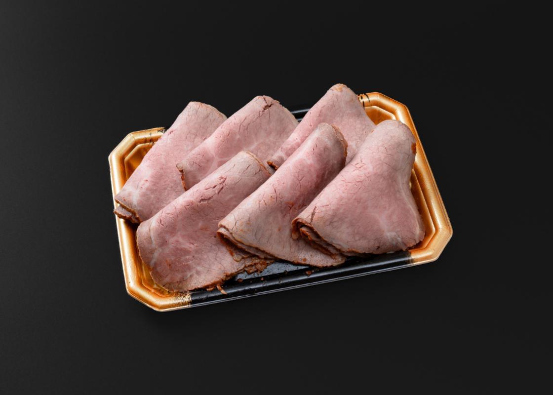 四日市市の名店・焼肉大剛の手作りローストビーフ。薄切りを扇状に広げた盛り付け。