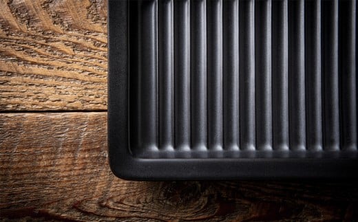 【萬古焼(ばんこやき)】Handmadeアート土鍋 弥生陶園　職人が一つ一つ丁寧に成形し焼き上げる、こだわりの逸品　土鍋の国内生産80％のシェアを誇る伝統の萬古焼　TS-642 グリルプレート265（黒釉）鉄より軽い！手間いらずの耐熱陶器製「魚焼グリル対応のグリルプレート」【プレート、魚料理、肉料理、朝ごはん、朝食、目玉焼き、グラタン、アヒージョ、簡単、ペア、耐久性、人気、おすすめ、うまみ】 グリルプレート265