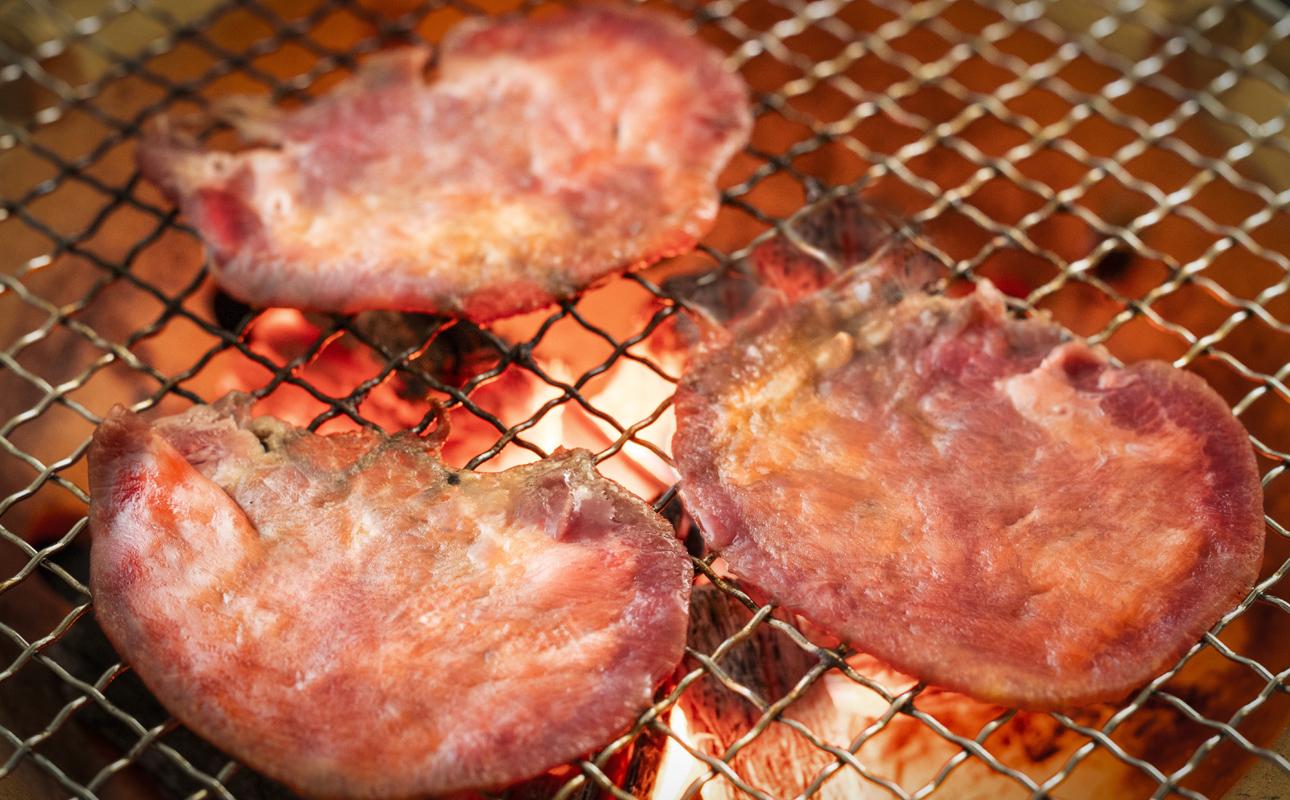 薄切りならではの柔らかくジューシーな食感。試行錯誤でたどりついた、この味付け！牛タンの美味しさの新境地。ごまの風味と香りの薄切り牛タン800g 【牛タン 牛たん タン肉 薄切り 胡麻油 ごま油 ゴマ油 焼肉 焼き肉 切り落とし カット済み お取り寄せ タン先 タン中 タン元 簡単料理 キャンプ 人気 焼き肉牛タン 焼肉牛タン ごま風味 ゴマ風味 胡麻風味 BBQ 三重県 四日市 ふるさと納税】