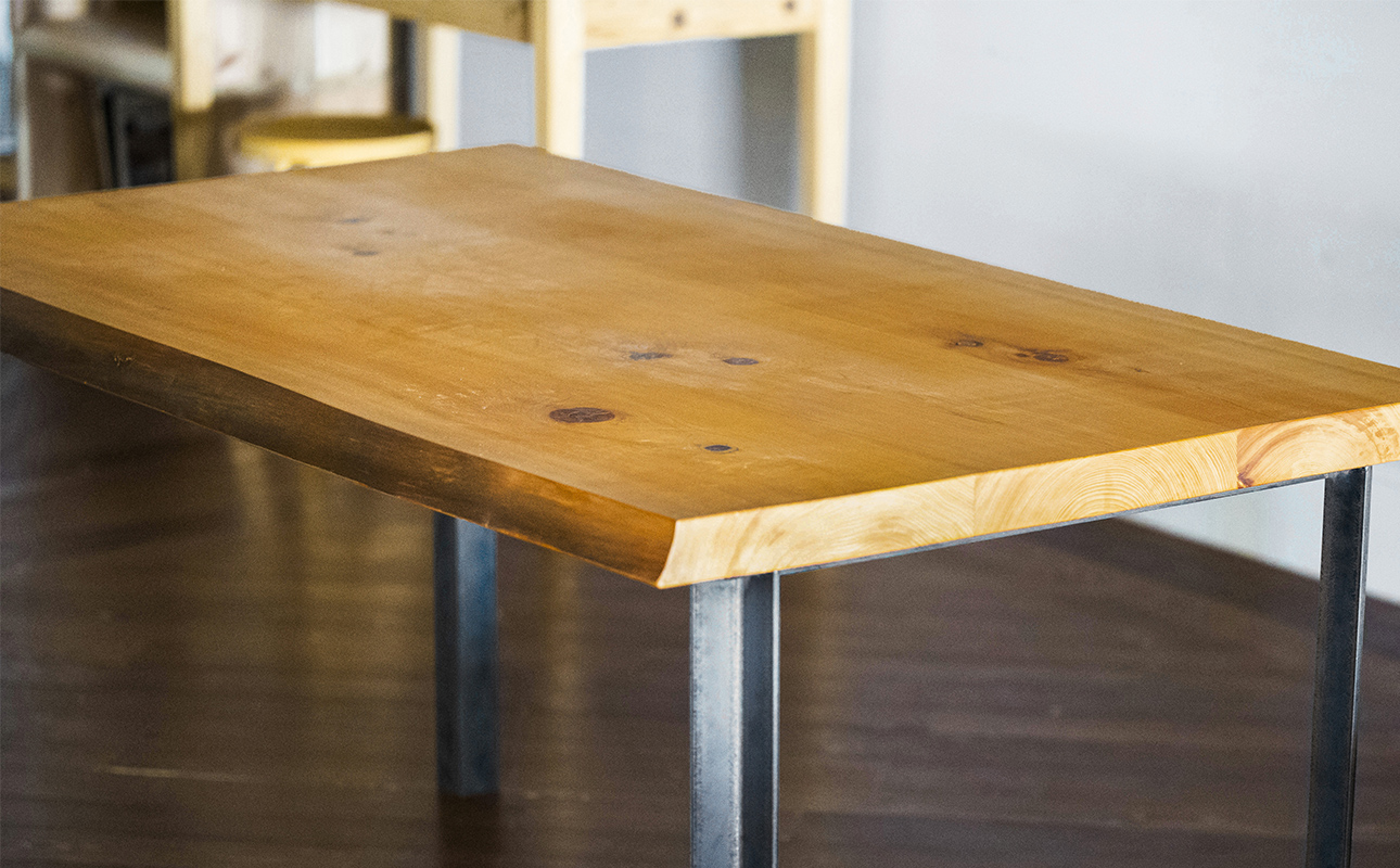 三重県 尾鷲（オワセ）ヒノキ使用、職人技「伊勢逢わせ」一枚板テーブル　幅1,800×奥行750～850×高さ約720㎜　【家具 インテリア 一枚板 おすすめ ブランド メーカー オーダーメイド 手作り おしゃれ 木 テーブル ダイニング 家族 一人暮らし 脚 天板 新生活 引越し 椅子 イス ブルック 三重県 四日市市 ふるさと納税】 1800