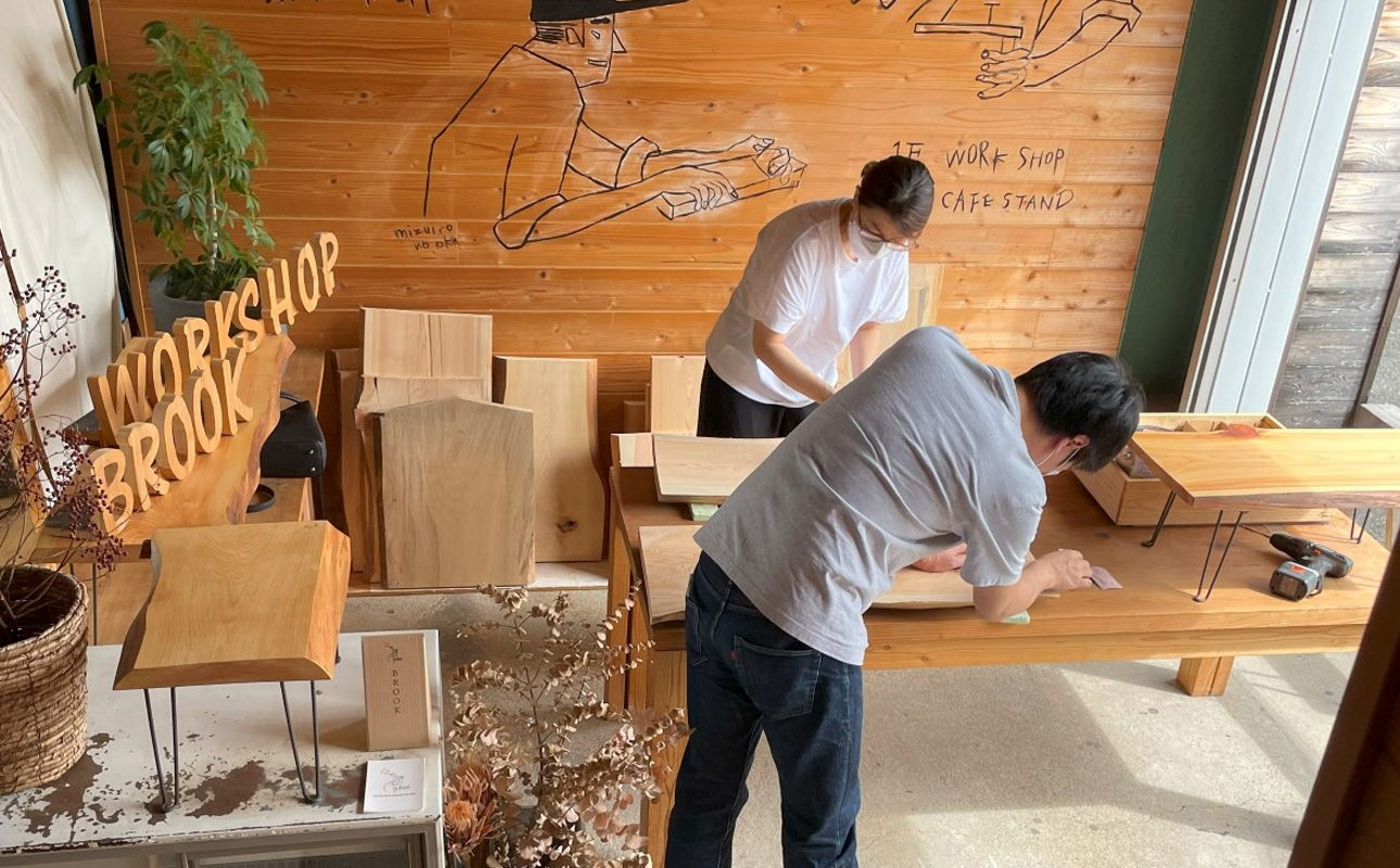 徳川御三家紀州藩の伝統を受け継ぐ三重県 尾鷲（オワセ）ヒノキの一枚板でローテーブルを作るワークショップ Sサイズ 長さ400～500×幅250～350×高さ約210㎜【家具 インテリア サイドテーブル リビング 体験 DIY 新婚 思い出 結婚 お祝い ギフト メーカー オーダーメイド 手作り おしゃれ 木 家族 一人暮らし 新生活 引越し ブルック 三重県 四日市市 ふるさと納税】 S