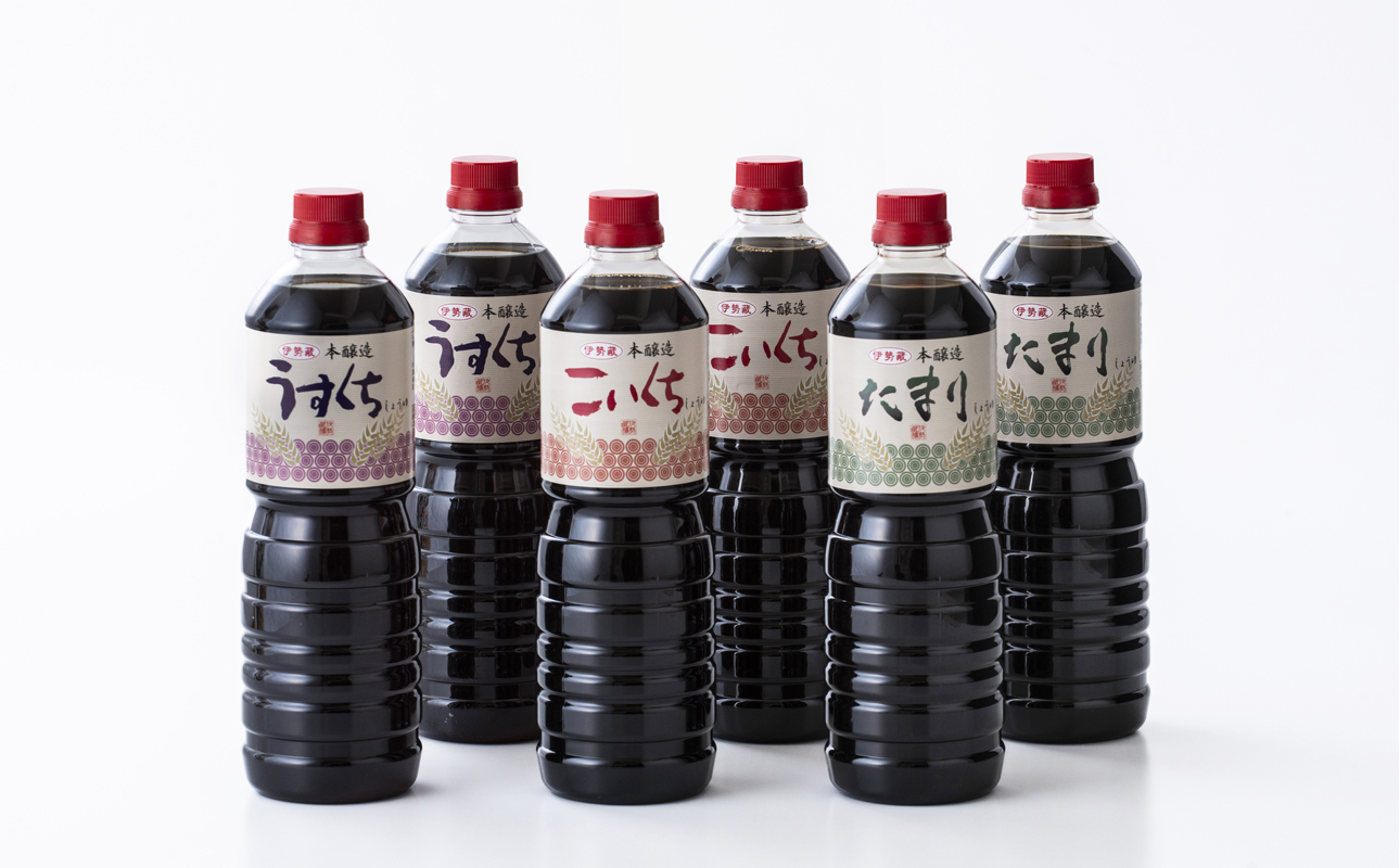 プラスティックやステンレスの桶とは異なる、「百年木桶」ならではの味わいを。創業100年以上続く、希少な木桶仕込みの伊勢藏定番醤油6本セット（本醸造うすくち1L、本醸造こいくち1L、本醸造たまり1L　各2本セット） 【天然醸造、手作り、老舗、おすすめ、人気、プレミアム、高評価、濃厚、刺身、詰め合わせ、ギフト、家庭用、国産、調味料、寿司、煮物、冷奴、焼魚、料理、炒め物、三重県、四日市、ふるさと納税】